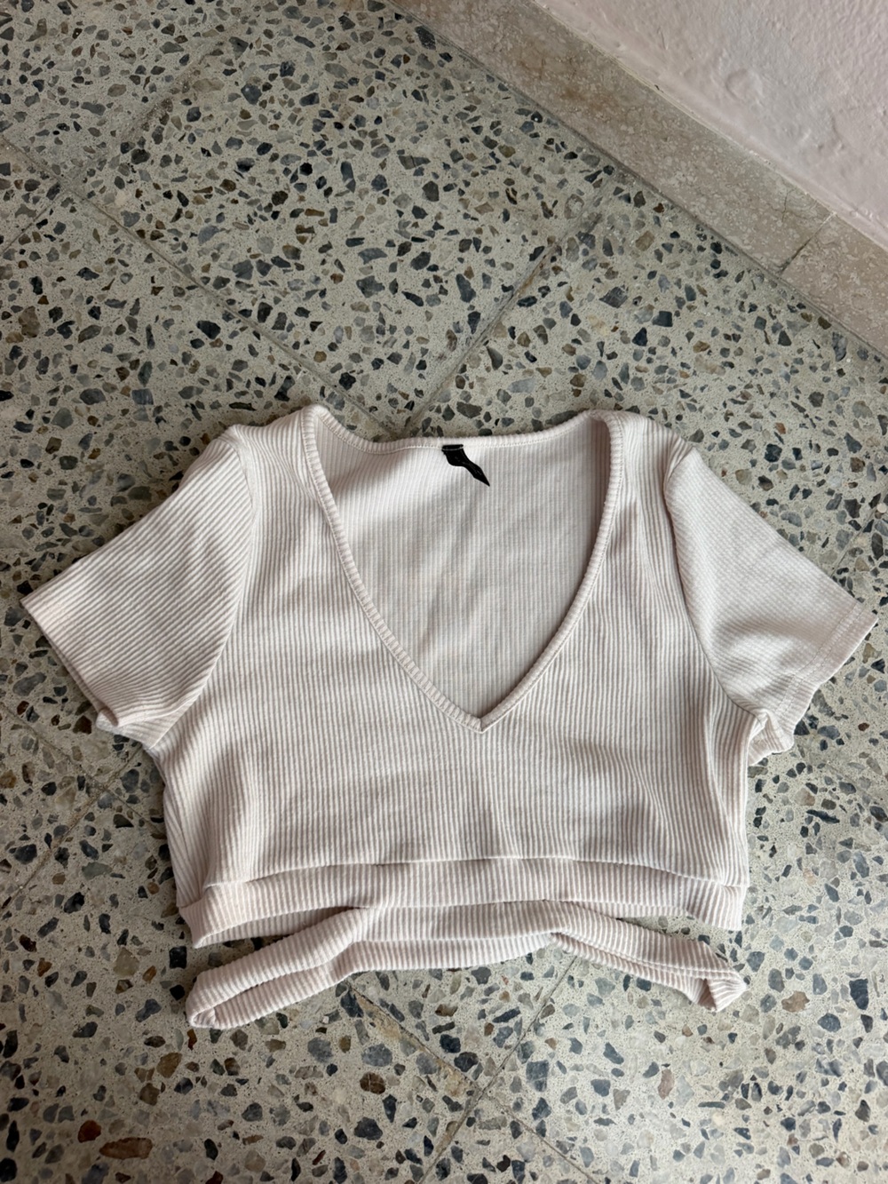 Ribbed V-Neck Short Sleeve Crop Top in Cream